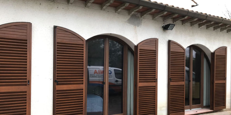 Infissi ad arco in pvc Finstral e persiane in alluminio 