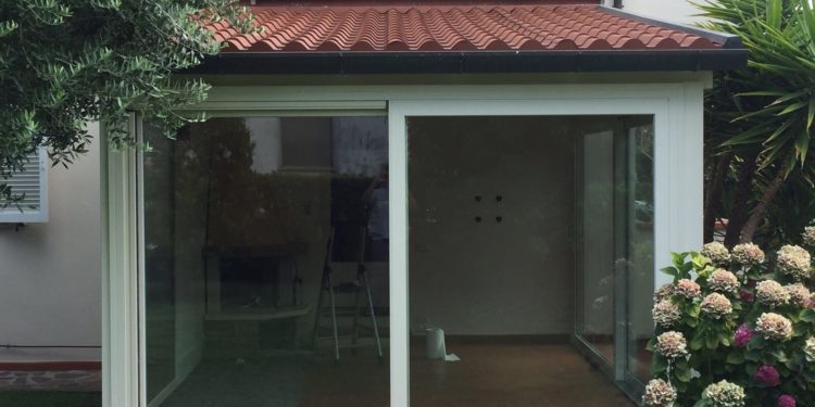 Chiusura di veranda esistente con finestre in pvc Finstral a Pisa 