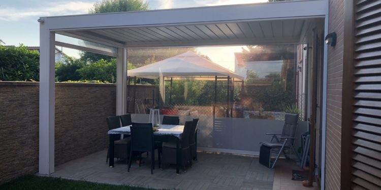 Pergola bioclimatica con chiusure laterali a Cascina 